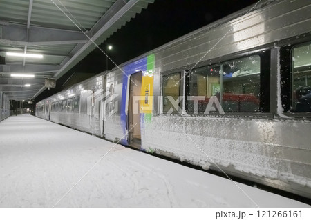 厳冬の北海道を走る列車に付着した氷雪 厳冬の北海道を走る列車に付着した氷雪 121266161