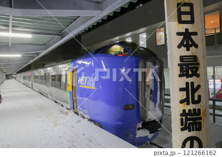 日本最北端の稚内駅に停まる特急列車 日本最北端の稚内駅に停まる特急列車 121266162