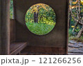 丸窓から見える秋の景色 121266256