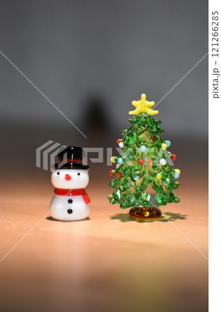雪だるまさんとクリスマスツリー 121266285
