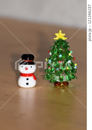 雪だるまさんとクリスマスツリー 121266287