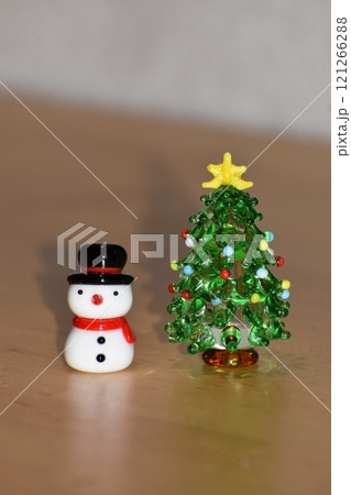 雪だるまさんとクリスマスツリー 121266288