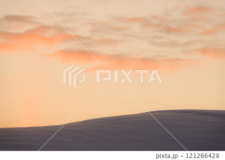 冬の北海道美瑛町の雪原と夕焼けの風景 冬の北海道美瑛町の雪原と夕焼けの風景 121266428