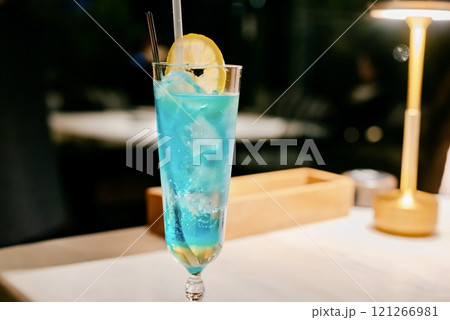 ディナーで飲むカクテル 121266981