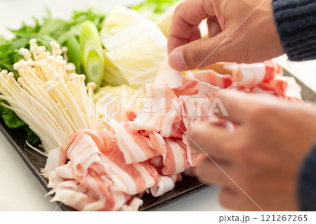 しゃぶしゃぶの材料を準備する男性の手元 しゃぶしゃぶの材料を準備する男性の手元 121267265