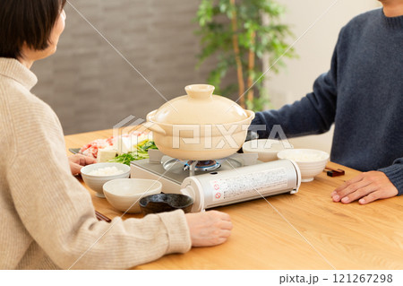 豚肉のしゃぶしゃぶ鍋を楽しむミドル夫婦 豚肉のしゃぶしゃぶ鍋を楽しむミドル夫婦 121267298