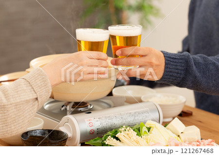 豚肉のしゃぶしゃぶ鍋を楽しむミドル夫婦 豚肉のしゃぶしゃぶ鍋を楽しむミドル夫婦 121267468