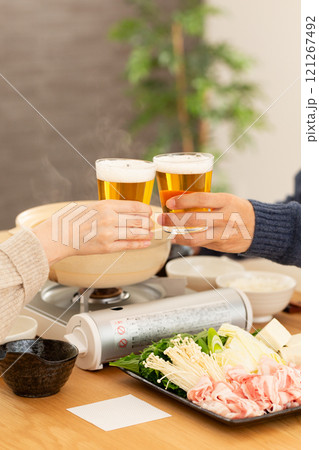 豚肉のしゃぶしゃぶ鍋を楽しむミドル夫婦 豚肉のしゃぶしゃぶ鍋を楽しむミドル夫婦 121267492