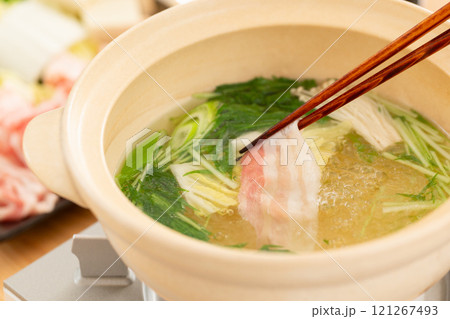 家で楽しむ豚肉のしゃぶしゃぶ鍋 121267493