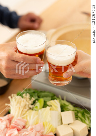 豚肉のしゃぶしゃぶ鍋を楽しむミドル夫婦 121267518