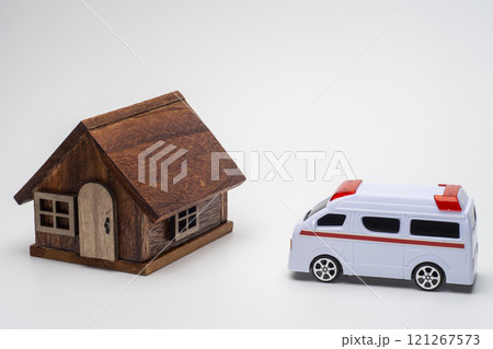 住宅に駆け付ける救急車のイメージ 121267573