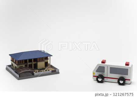 住宅に駆け付ける救急車のイメージ 121267575