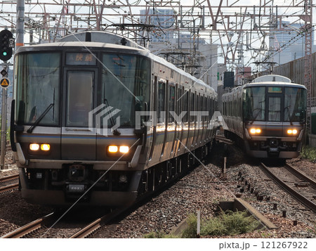 223系同士の並走バトル！快速網干行き(V18)と区間快速新三田行き(MA12) 121267922