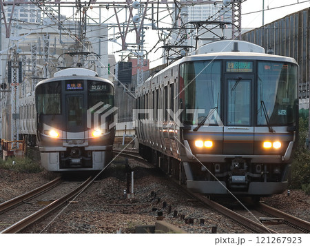 225系快速加古川行き(I13)と223系区間快速新三田行き(MA11)の並走バトル 121267923