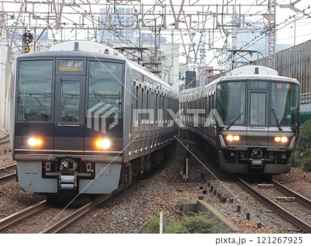 207系普通宝塚行き(S17)と223系新快速姫路行き(W9)の並走バトル 121267925