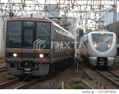 207系普通西明石行き(S21)と289系特急こうのとり3号(FG403)の並走バトル 207系普通西明石行き(S21)と289系特急こうのとり3号(FG403)の並走バトル 121267926