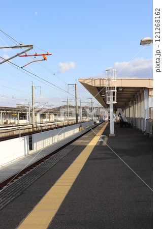 厚狭駅のホームに到着した期間限定で走るピンク色の新幹線こだま 121268162