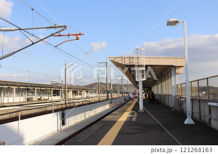 厚狭駅のホームに到着した期間限定で走るピンク色の新幹線こだま 厚狭駅のホームに到着した期間限定で走るピンク色の新幹線こだま 121268163