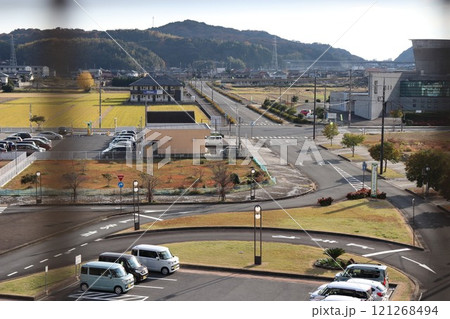 山口県厚狭駅のホームから見える駅前ロータリー 121268494