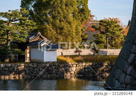 Inner walls and moat of the old Japanese Tokugawa Shogun residence of Nijo castle in Kyoto, Japan 121269148