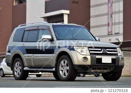 自動車イメージ　三菱パジェロ4代目のフロントマスク 121270328