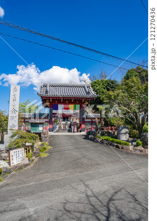 蒲郡市の三谷弘法山金剛寺の青空に映える本堂(愛知県) 121270436