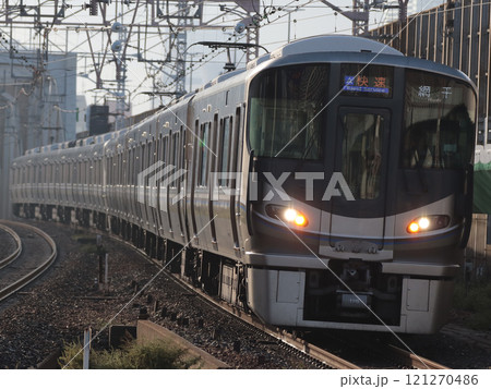 塚本駅を通過する225系100番台快速姫路行き(L1) 121270486