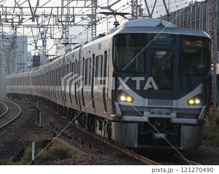 塚本駅を通過する225系0番台新快速姫路行き(I6) 121270490