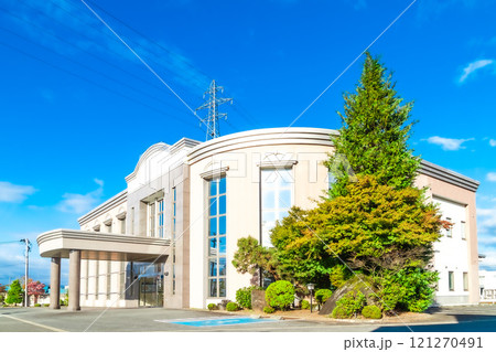 青空に映えるファミリーホール (葬儀式場のイメージ) 青空に映えるファミリーホール (葬儀式場のイメージ) 121270491