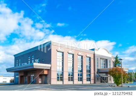 青空に映えるファミリーホール (葬儀式場のイメージ) 121270492