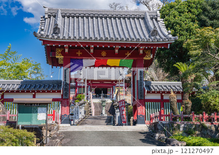 蒲郡市の三谷弘法山金剛寺の青空に映える本堂(愛知県) 121270497
