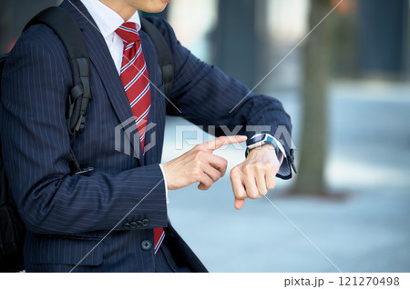 スマートウォッチを見るスーツ姿のビジネスマン 121270498