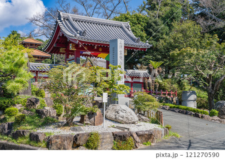 蒲郡市の三谷弘法山金剛寺の青空に映える本堂(愛知県) 121270590