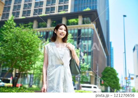 通勤するオシャレなビジネスウーマン 121270656
