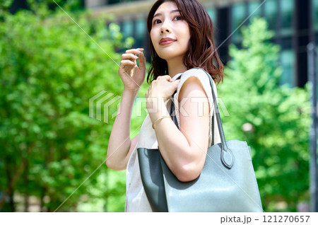 通勤するオシャレなビジネスウーマン 121270657