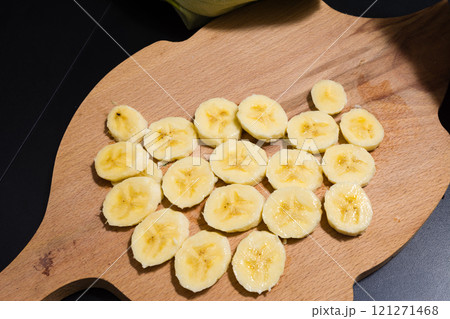 Sliced banana on wooden cutting board 121271468