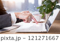オフィスワーク、ビジネスシーン、人差し指での入力 121271667
