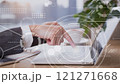オフィスワーク、ビジネスシーン、人差し指での入力 121271668