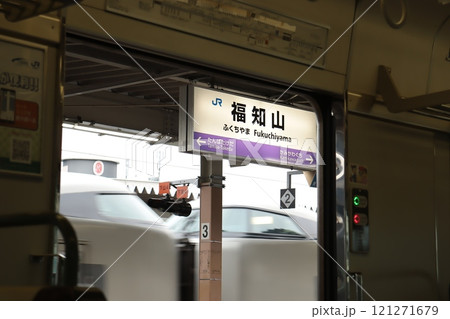福知山駅の駅名標と特急 福知山駅の駅名標と特急 121271679