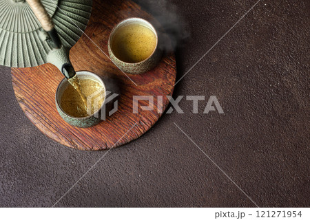 Pouring chinese tea into cups 121271954