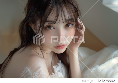 上目遣いで頬杖している女性モデル 上目遣いで頬杖している女性モデル 121275532