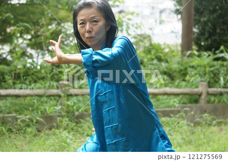 森林でストレッチする長身女性 121275569