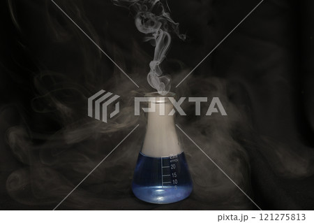 青い液体の入ったフラスコと煙 121275813