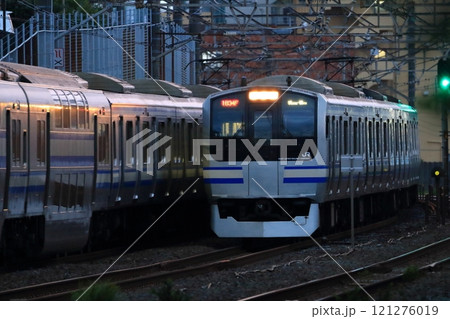 総武快速線の電車が行き交う夕暮れの沿線 121276019