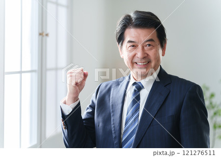 オフィスで働くビジネスマン男性 121276511