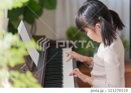 ピアノの練習をする子供 121276519