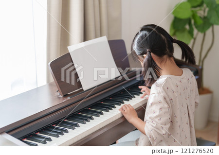 ピアノの練習をする子供 ピアノの練習をする子供 121276520