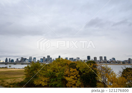 大阪、淀川河川敷から向こう岸の梅田高層ビル群を眺める 121276800