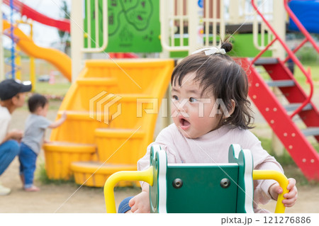 【初めての遊具で遊ぶ乳幼児】 121276886