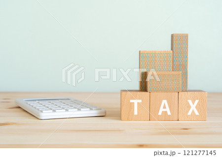 TAXと書かれたブロックと電卓、マンションの模型 121277145